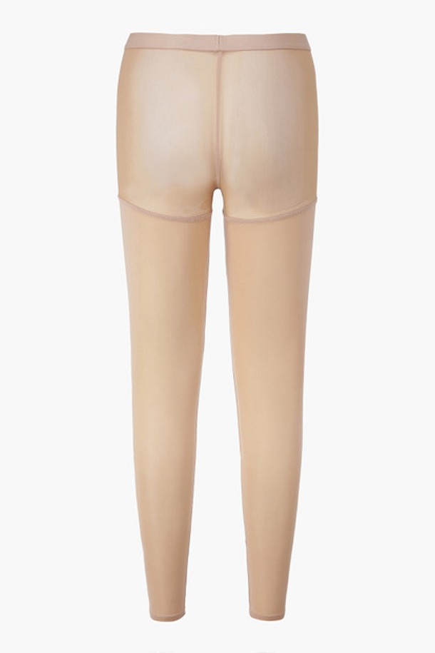 여성 냉감 레깅스(MQ222LCM43)는 여름철 스포츠 활동과 골프를 즐기기에 적합한 슬림핏 레깅스입니다. 베이지 색상의 무지 디자인에 나일론과 폴리우레탄 혼방 소재로 제작되어 부드러운 촉감을 제공합니다. 얇은 두께감으로 시원한 착용감을 선사하며, 흡습속건, 냉감, 통기성 기능을 갖춰 쾌적함을 유지합니다. 밴딩 처리되어 활동적인 움직임에도 편안함을 느낄 수 있으며, 스포티하고 미니멀한 스타일을 연출합니다. 골프룩으로도 손색없는 디자인입니다.
