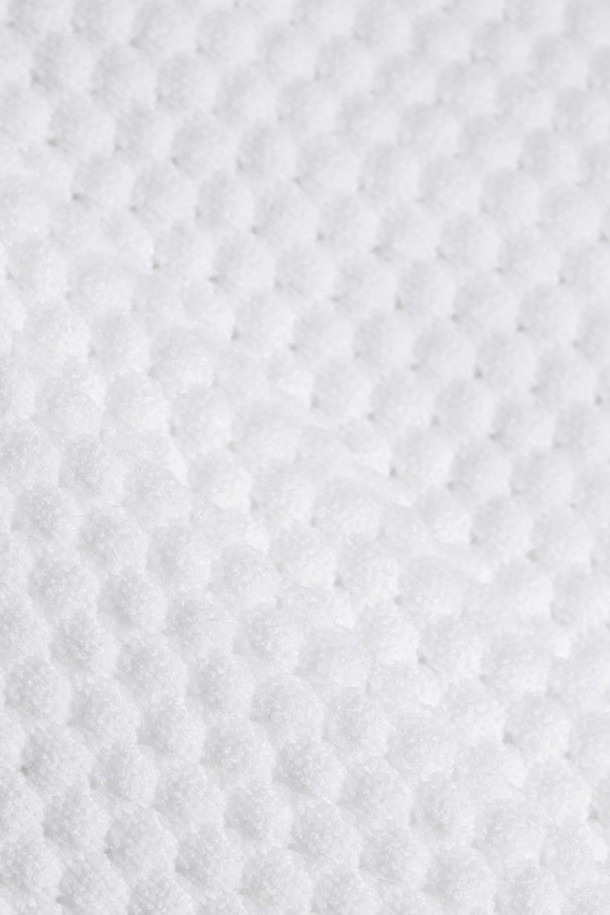 여성 썸머 니트 베스트 화이트(MQ222LKV42)는 여름 시즌에 시원하게 착용할 수 있는 여성용 니트 베스트입니다. 폴리에스터 소재로 제작되어 가볍고 얇은 두께감으로 편안한 착용감을 선사합니다. 라운드넥에 민소매 디자인으로 활동성을 높였으며, 스포티하면서도 캐주얼한 스트라이프 패턴이 돋보입니다. 골프 및 일상복으로 활용 가능하며, 레귤러 핏으로 안정적인 핏을 제공합니다. 특히 골프웨어 스타일로 디자인되어 필드 위에서도 스타일리시함을 놓치지 않습니다.
