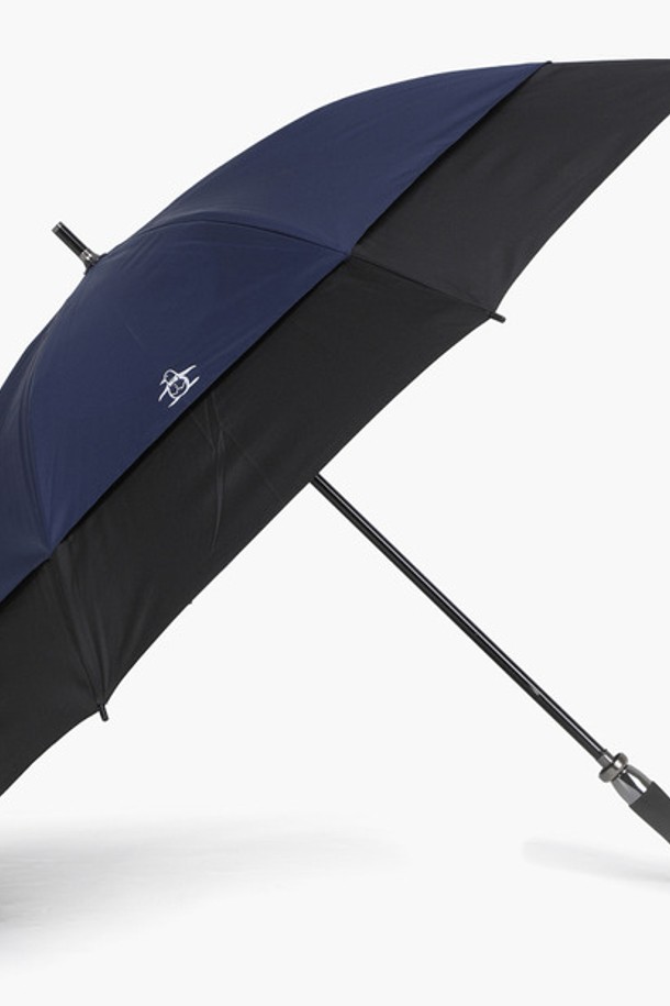 공용으로 사용 가능한 네이비, 블랙 색상의 70cm 사이즈 UV 차단 경량 장우산입니다. 폴리에스터 소재로 제작되어 가볍고, UV 차단 기능이 있어 일상생활에서 유용하게 사용 가능합니다. 우산 1개로 구성되어 있습니다.
