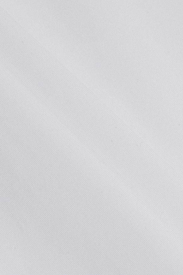 MQ221MTL42 남성 냉감 긴팔 티셔츠는 시원한 여름 라운딩을 위한 최적의 선택입니다. 나일론과 폴리우레탄 혼방 소재로 제작되어 부드러운 촉감과 뛰어난 냉감 기능을 제공합니다. 레귤러핏에 라운드넥 디자인으로 편안한 착용감을 선사하며, 무지 패턴의 화이트 컬러는 어떤 골프룩에도 잘 어울리는 미니멀한 스타일을 연출합니다. 얇은 두께의 긴팔 소매가 자외선으로부터 피부를 보호하며, 스포티한 무드를 더합니다. 골프웨어뿐만 아니라 일상에서도 활용 가능한 베이직한 디자인의 티셔츠입니다.
