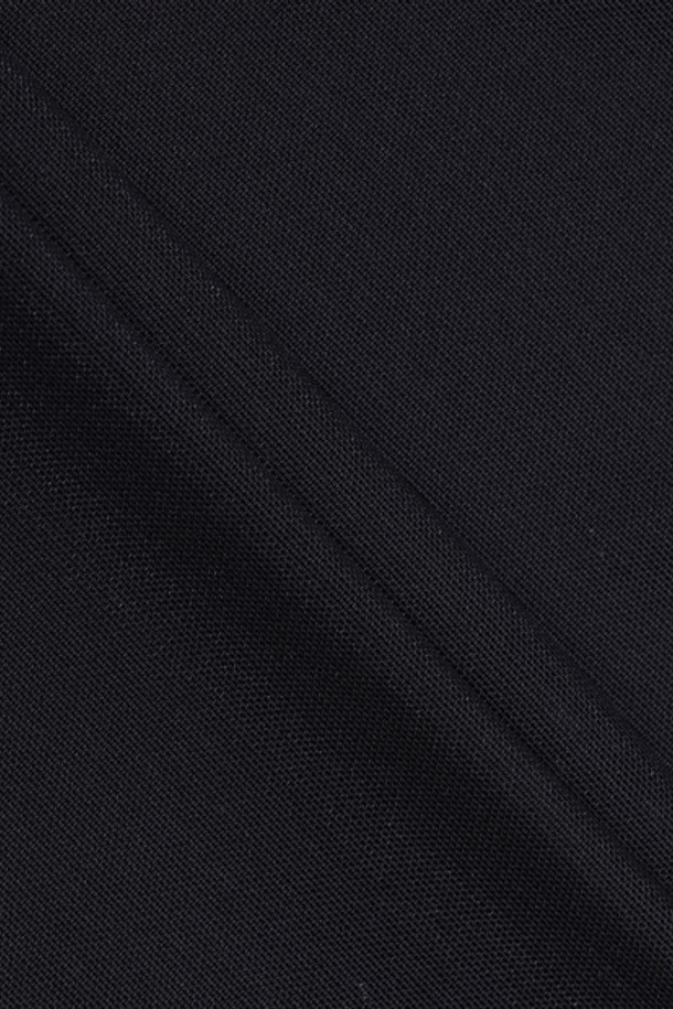 여성 벤틸레이션 베이스레이어 블랙(MQ222LIN41)는 골프, 스포츠 활동에 적합한 여성용 베이스레이어입니다. 봄, 여름 시즌에 착용하기 좋으며, 부드러운 촉감의 나일론, 폴리우레탄 혼방 소재로 제작되었습니다. 무지 패턴에 레귤러핏, 긴소매 라운드넥 디자인으로 스포티한 스타일을 연출합니다. 얇은 두께감으로 쾌적하며, 뛰어난 통기 및 벤틸레이션 기능으로 활동적인 움직임을 돕습니다. 특히 벤틸레이션 기능성 소재를 사용하여 더욱 시원하게 착용할 수 있습니다.
