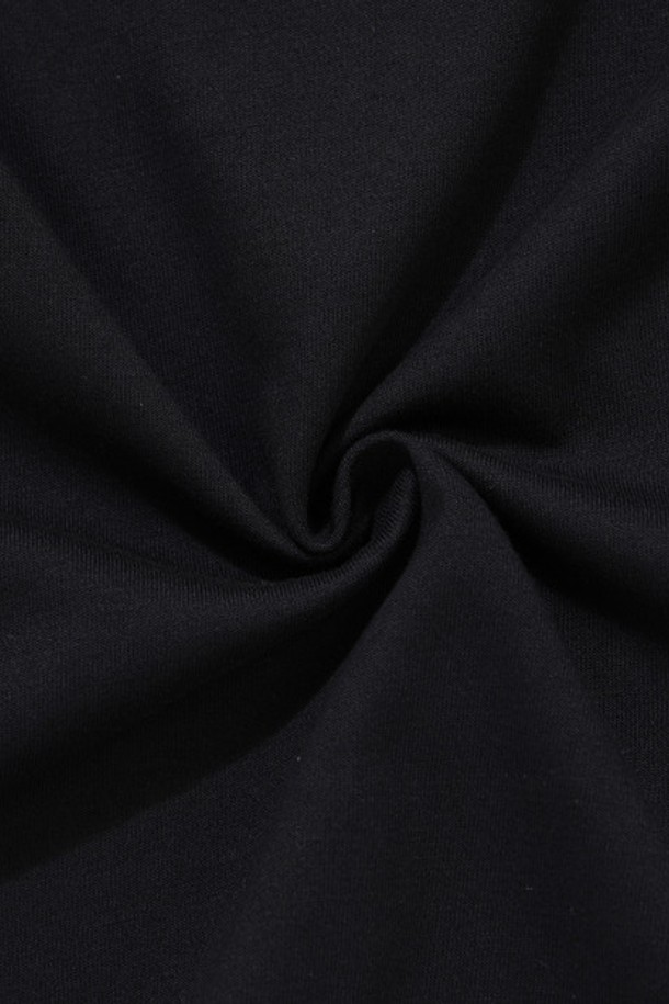 온라인 단독으로 선보이는 공용 피터보기 라운드 티셔츠 블랙(MQ121PTS32)입니다. 면과 폴리에스터 혼방 소재로 제작되어 부드러운 착용감과 쾌적함을 제공하며, 봄, 여름 시즌에 적합합니다. 라운드넥과 레귤러핏으로 디자인되어 편안한 활동성을 보장하며, 데일리룩은 물론 골프룩으로도 활용 가능합니다. 심플한 무지 디자인에 블랙, 다크그레이, 화이트 세 가지 색상으로 출시되어 다양한 스타일을 연출할 수 있습니다. 스포티하면서도 미니멀한 감각을 더해주는 아이템입니다.
