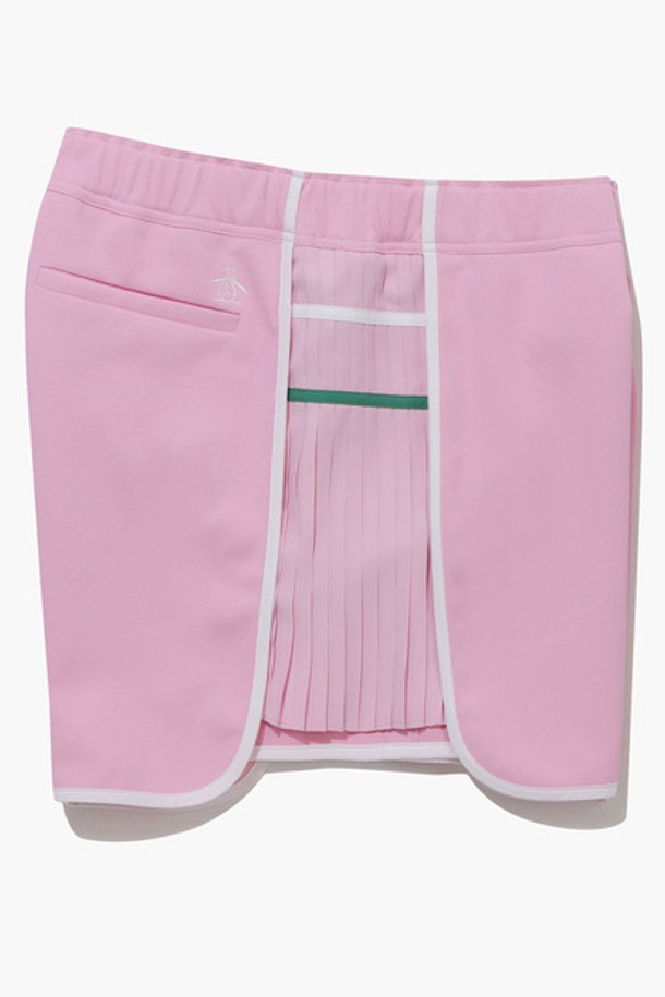 핑크 컬러의 여성 플리츠 숏팬츠(MQ222PSP42)입니다. 부드러운 촉감의 폴리에스터, 폴리우레탄 혼방 소재로 제작되었으며, 봄, 여름 시즌에 적합합니다. 스포티한 스타일의 레귤러핏 숏팬츠로, 플리츠 패턴과 사이드 라인 디테일이 특징입니다. 안감이 있어 비침 걱정 없이 편안하게 착용 가능하며, 밴딩 처리로 활동성을 높였습니다. 골프, 스포츠 활동은 물론, 휴가룩이나 여름 바캉스룩으로도 활용하기 좋습니다.

