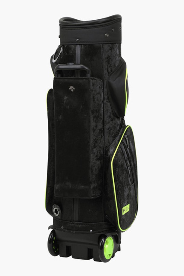 여성 골퍼를 위한 실용적인 홀인원 휠 캐디백 (DQ32WFCB71)입니다. 튼튼한 폴리우레탄과 폴리에스터 소재로 제작되었으며, 라지 사이즈에 2휠을 장착하여 이동 편의성을 높였습니다. 블랙&골드(BLKG)와 실버(SLVG) 두 가지 색상으로 출시되었으며, 다수의 포켓과 지퍼형 잠금 방식으로 수납력을 강화했습니다.
