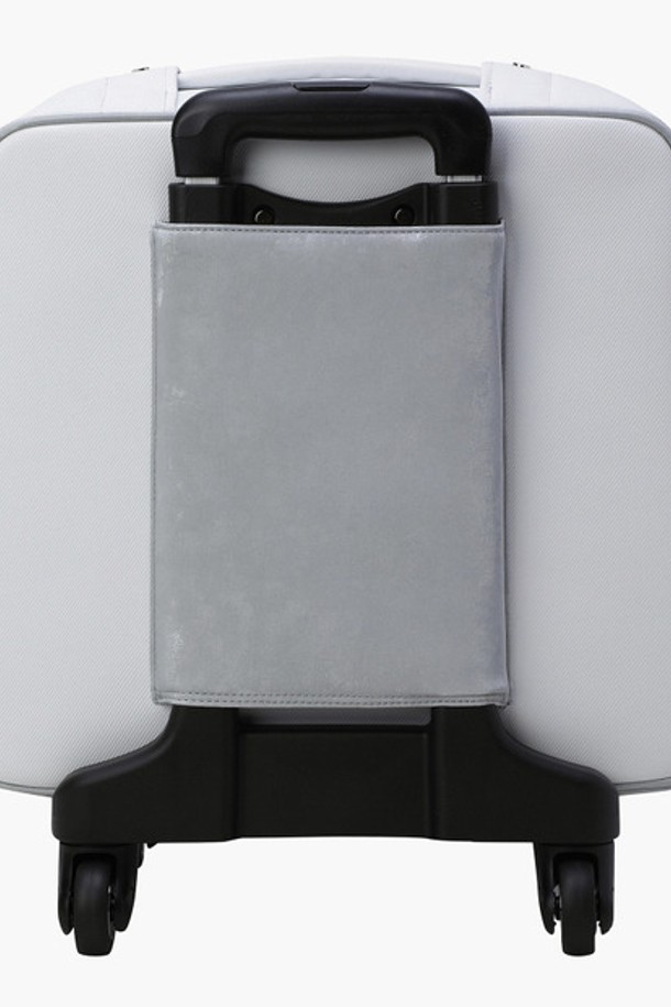 여성 골프 및 여행을 위한 휠 보스턴백(DQ32WFBO71)입니다. 폴리우레탄과 폴리에스터 소재로 제작되어 튼튼하며, 블랙&골드(BLKG)와 실버(SLVG) 색상으로 출시되었습니다. 라지 사이즈로 넉넉한 수납공간을 제공하며, 무지 디자인에 휠 장식으로 포인트를 더했습니다. 4개의 바퀴와 손잡이가 있어 이동이 편리하며, 골프화 전용 분리 포켓과 수납이 용이한 디자인으로 실용성을 높였습니다. 클래식, 미니멀, 스포티한 스타일의 골프룩과 여행룩에 잘 어울립니다.
