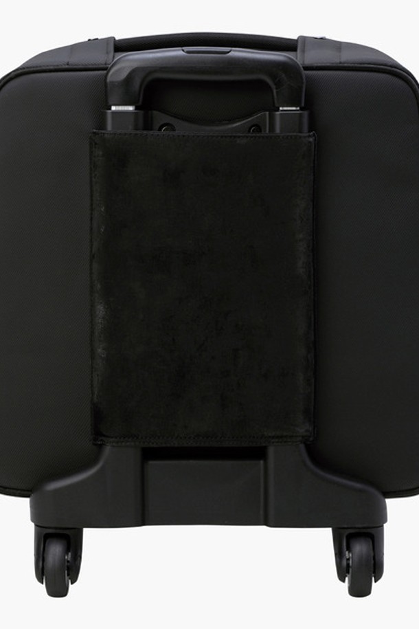 여성 홀인원팩 휠 보스턴백 (DQ32WFBO71)은 골프 및 여행에 적합한 라지 사이즈 가방입니다. 폴리우레탄과 폴리에스터 소재로 제작되어 튼튼하며, 블랙&골드 (BLKG)와 실버 (SLVG) 두 가지 컬러로 제공됩니다. 4개의 바퀴가 장착되어 이동이 편리하며, 골프화 전용 분리 포켓과 손잡이가 있어 실용성을 높였습니다. 무지 패턴의 사각 디자인에, 클래식과 미니멀 스타일을 선호하는 여성에게 적합합니다. 지퍼형 잠금 방식으로 내용물을 안전하게 보관할 수 있는 다용도 보스턴백입니다.
