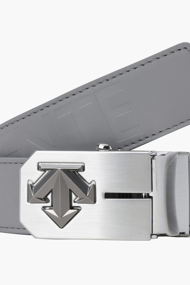 남성 골프룩에 어울리는 '남성 볼마커 반자동 벨트 (DQ32MFBT72)'입니다. 클래식하고 미니멀한 디자인으로, BLKG, GRYG 두 가지 색상으로 제공됩니다. 벨트 폭은 3.5cm, 총 길이는 110cm이며, 버클 여밈 방식으로 제작되었습니다. 반자동 볼마커 세트가 포함되어 있어 편리하며, 볼마커는 단독으로 휴대할 수 있습니다. 추가 볼마커는 별도로 구매 가능합니다.
