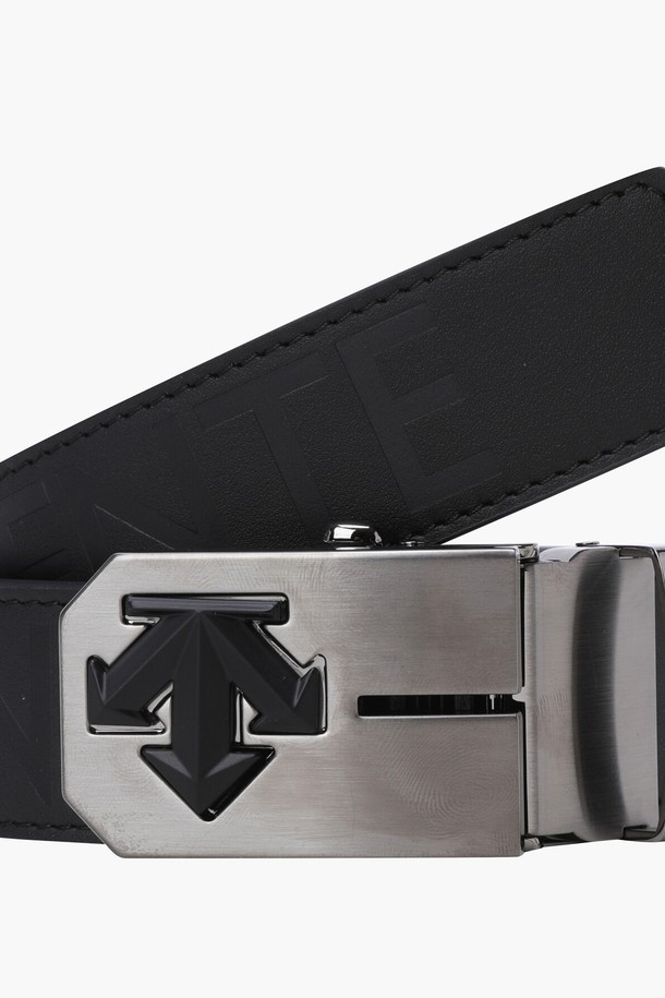 남성 골프룩을 위한 클래식 & 미니멀 스타일의 볼마커 반자동 벨트입니다. BLKG(블랙그레이), GRYG(그레이) 두 가지 색상으로 제공되며, 폭 3.5cm, 총길이 110cm입니다. 반자동 버클 방식으로 편안하게 착용 가능하며, 볼마커를 탈부착할 수 있어 실용적입니다. 벨트 1개로 구성되어 있으며, 추가 볼마커는 별도 구매하여 사용할 수 있습니다. 볼마커를 단독으로 휴대하고 사용할 수도 있습니다.
