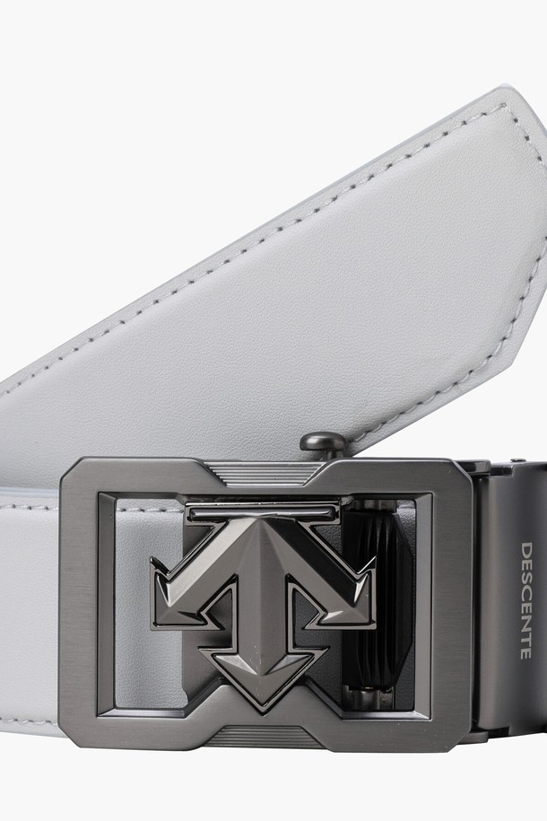 남성 기본 반자동 벨트 (DQ32MFBT71)는 골프룩 및 비즈니스 캐주얼에 잘 어울리는 클래식하고 미니멀한 디자인의 벨트입니다. 프리미엄 천연 소가죽과 합성가죽을 사용하여 제작되었으며, 무지 패턴에 버클 디자인으로 포인트를 더했습니다. 반자동 여밈 방식으로 편리하게 착용 가능하며, 폭 4cm, 총길이 110cm(버클 포함)로 제작되었습니다. BLKG, BWTG, LGYG 세 가지 색상으로 출시되어 다양한 스타일 연출이 가능합니다.
