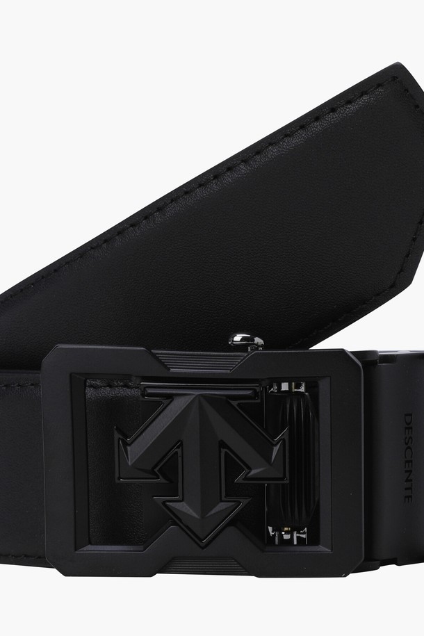 데상트골프 남성 기본 반자동 벨트 (DQ32MFBT71)는 프리미엄 천연 소가죽과 합성가죽을 사용하여 제작되었습니다. 골프룩, 클래식, 미니멀 스타일을 추구하는 남성을 위한 시그니처 아이템으로, 무지 디자인에 반자동 버클 장식이 특징입니다. BLKG, BWTG, LGYG 세 가지 색상으로 제공되며, 버클 여밈 방식으로 간편하게 착용 가능합니다. 필드 위에서 당신의 스타일을 완성해 줄 데상트골프 벨트를 만나보세요.
