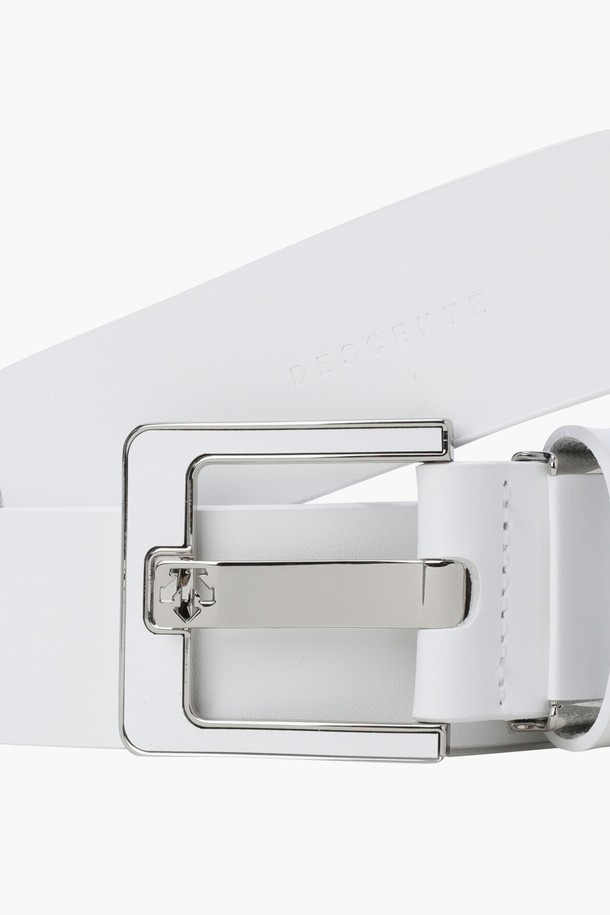 여성 골프룩에 완벽하게 어울리는 심플 벨트 (DQ32WFBT72)입니다. 부드러운 터치감의 천연 소가죽 소재로 제작되어 편안한 착용감을 선사하며, 클래식하고 미니멀한 디자인으로 다양한 스타일에 매치하기 좋습니다. 폭 3cm, 총길이 100cm의 비조 벨트로, 버클 여밈 방식입니다. 화이트와 블랙 두 가지 색상으로 출시되어 취향에 따라 선택할 수 있습니다. 골프 라운딩 시 세련된 스타일을 연출해보세요.
