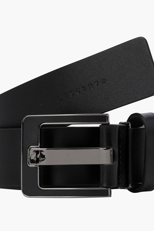 여성 심플 벨트 (DQ32WFBT72)는 부드러운 천연 소가죽 소재로 제작되어 유연한 터치감을 선사합니다. 화이트, 블랙 두 가지 색상으로 출시되어 다양한 골프룩에 코디하기 용이합니다. 심플한 디자인과 무지 패턴으로 클래식하고 미니멀한 스타일을 연출하며, 버클 여밈 방식으로 간편하게 착용할 수 있습니다. 벨트 사이즈 조절이 가능하여 편안한 착용감을 제공하며, 골프 활동 시 스타일리시함을 더해줍니다.
