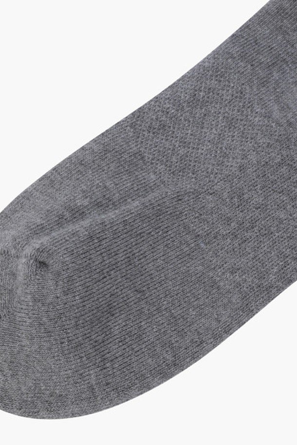 남성용 레터링 크루 삭스 멜란지그레이(MQ321MSO71)는 면, 나일론, 폴리우레탄 혼방 소재로 제작되어 신축성이 뛰어나 편안한 착용감을 제공합니다. 중목 기장의 크루 삭스로, 발목 부분의 로고 디테일이 특징이며, 멜란지그레이, 블랙, 다크그린 세 가지 색상으로 출시되었습니다. 골프 및 일상생활에서 활용하기 좋은 아이템입니다.
