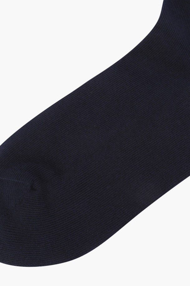 남성용 홀리데이 패턴 삭스 다크네이비(MQ321MSO74)는 면, 나일론, 폴리우레탄 혼방 소재로 제작되어 신축성이 뛰어나 편안한 착용감을 제공합니다. 다크네이비와 블랙 두 가지 색상으로 출시되었으며, 홀리데이 패턴 디자인이 특징인 중목 양말입니다. 발길이 25-27cm, 발목길이 19cm이며, 일상 및 골프 활동에 적합합니다.
