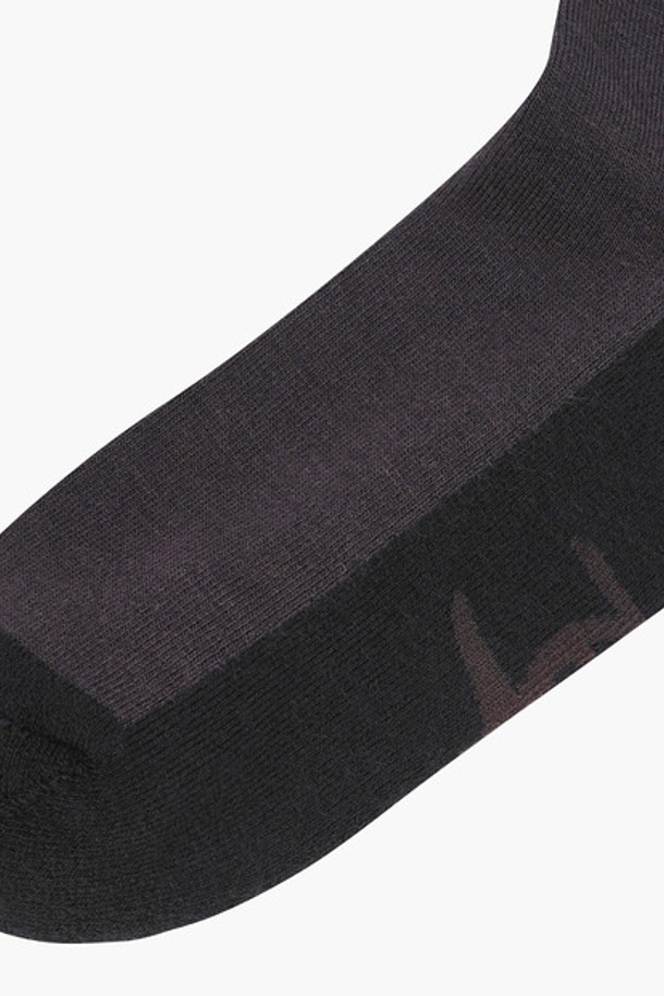 남성용 클래식 울 쿼터 삭스 브라운(MQ321MSO81)는 부드러운 촉감과 중간 두께감으로 편안한 착용감을 제공합니다. 브라운과 그레이 컬러의 컬러블록 디자인과 울 소재, 습기 관리 기능으로 골프 및 일상에서 쾌적하게 사용할 수 있습니다. 일반핏의 쿼터 길이 양말로, 활동성을 높여줍니다.
