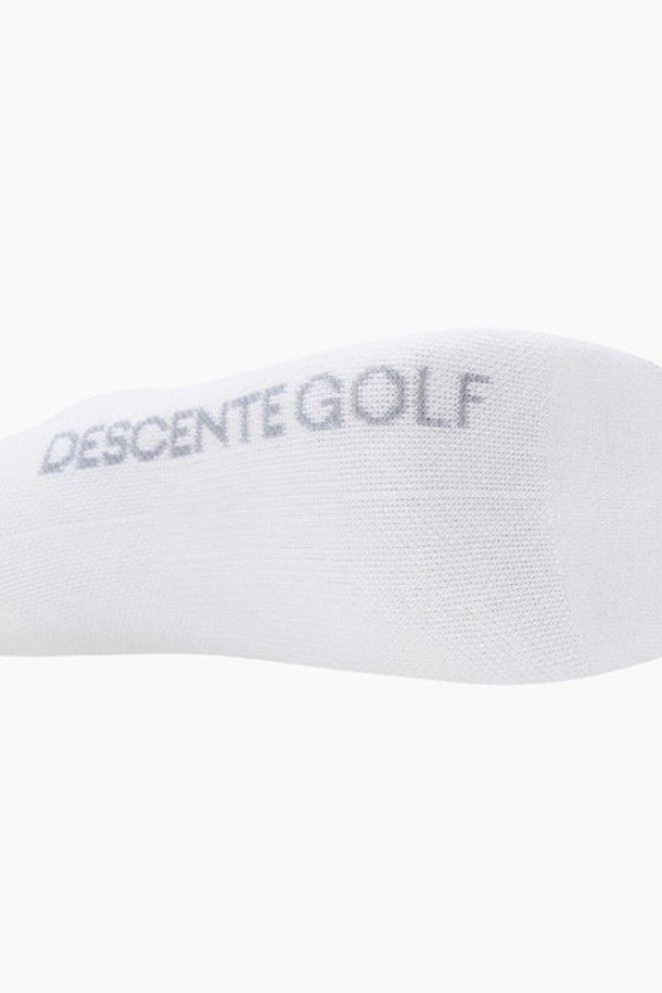 여성 베이직 니삭스 (DQ32WFSO83)는 골프룩에 잘 어울리는 여성용 니삭스입니다. 블랙과 화이트 두 가지 색상으로 출시되어 미니멀하고 클래식한 스타일을 연출합니다. 면, 나일론, 폴리에스터, 폴리우레탄 혼방 소재로 제작되어 사계절 내내 착용 가능하며, 흡습 기능으로 쾌적함을 유지합니다. 발바닥 파일 처리가 되어 있어 편안한 착용감을 제공하며, 무지 디자인으로 어떤 스타일에도 매치하기 용이합니다. 니삭스 길이로 다리가 더욱 길어 보이는 효과를 줍니다.
