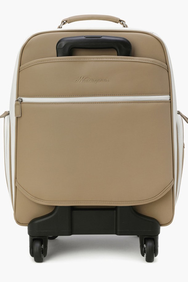 여성 베이지 펭귄 트롤리백(MQ322LTB71)은 여행룩과 골프룩에 잘 어울리는 미디엄 사이즈의 캐주얼 & 미니멀 스타일 트롤리백입니다. 합성가죽과 나일론 소재로 제작되었으며, 베이지 컬러 바탕에 귀여운 펭귄 캐릭터 무늬가 돋보입니다. 손잡이와 바퀴가 있어 이동이 편리하며, 신발 수납공간, 후면 포켓, 네임택, 더스트백을 포함하여 실용성을 높였습니다. 사각형 디자인에 지퍼형 잠금 방식으로 소지품을 안전하게 보관할 수 있습니다.
