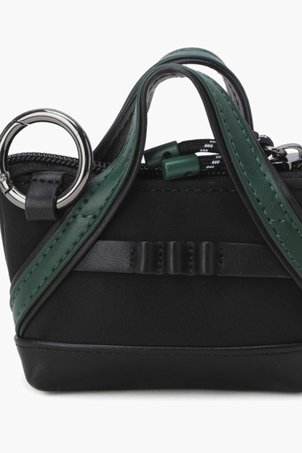 공용 시그니처 볼케이스(MQ322LET73)는 골프룩에 어울리는 미니멀하고 클래식한 스타일의 볼케이스입니다. 합성가죽과 폴리에스터 소재로 제작되었으며, 스몰 사이즈의 사각형 디자인에 지퍼형 잠금 방식으로 편리하게 사용할 수 있습니다. 가로 12cm, 세로 7cm의 아담한 사이즈로, 골프 라운딩 시 필요한 볼을 안전하게 보관할 수 있습니다. 2025년 6월 출시 예정인 이 볼케이스는 깔끔한 디자인으로 어떤 골프 스타일에도 잘 어울립니다.
