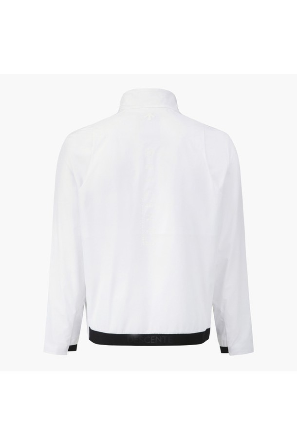 남성 사일런스 블락 안감 점퍼 (DQ32MFBL98)는 골프 활동에 최적화된 스포티한 스타일의 점퍼입니다. 부드러운 촉감의 나일론, 폴리우레탄, 폴리에스터 혼방 소재로 제작되었으며, 얇지만 안감 처리가 되어 있어 봄, 가을 간절기에 적합합니다. 흡습, 방풍, 방수, 신축성 및 소음 차단 기능을 갖춘 레귤러핏 집업 스타일로, BWTG, DGRG 두 가지 색상으로 만나볼 수 있습니다.
