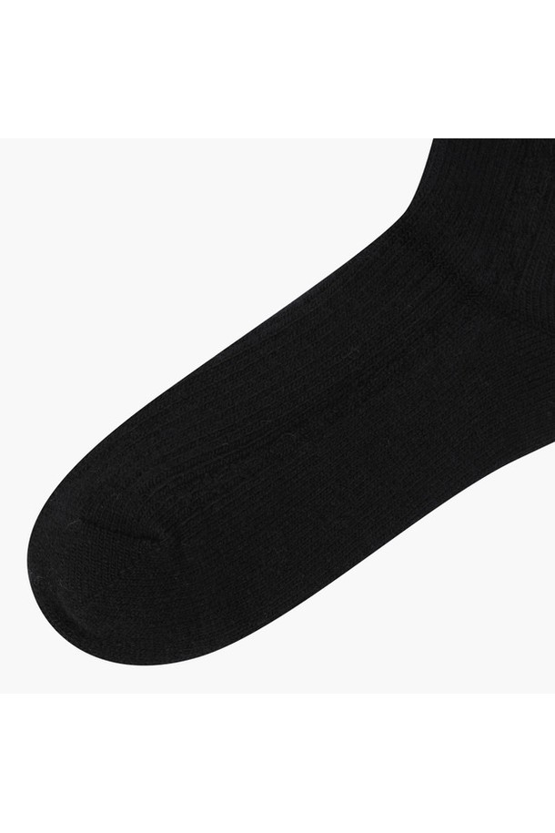 여성용 울 쿼터 삭스 블랙(MQ322LSO81)은 가을/겨울 시즌 골프 활동에 적합한 양말입니다. 부드러운 촉감의 울 소재, 나일론, 폴리우레탄 혼방으로 제작되었으며, 스트라이프 패턴과 과배기 조직감으로 디자인되었습니다. 두꺼운 두께감과 흡습 기능으로 땀이나 습기에도 강하며, 쿼터 길이로 편안하게 착용할 수 있습니다.
