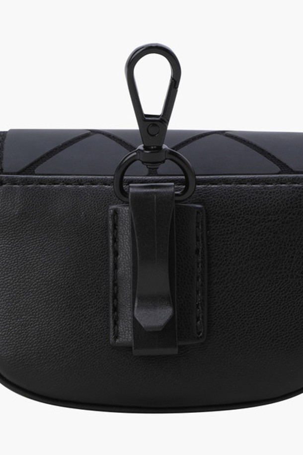 여성 골프룩에 어울리는 미니멀하고 클래식한 디자인의 여성 2볼 케이스 (DQ32WFBG87)입니다. 합성가죽 소재에 무지 디자인으로 깔끔함을 더했으며, BEGG, BLKG 두 가지 색상으로 제공됩니다. 사각 형태의 미니 사이즈로, 후면에 벨트고리 클립이 있어 가방에 간편하게 걸 수 있습니다. 2볼 수납이 가능하며, 티꽂이 기능이 있어 라운딩 시 편리하게 사용할 수 있습니다. 하의 꽂이도 가능하여 실용성을 높였습니다.
