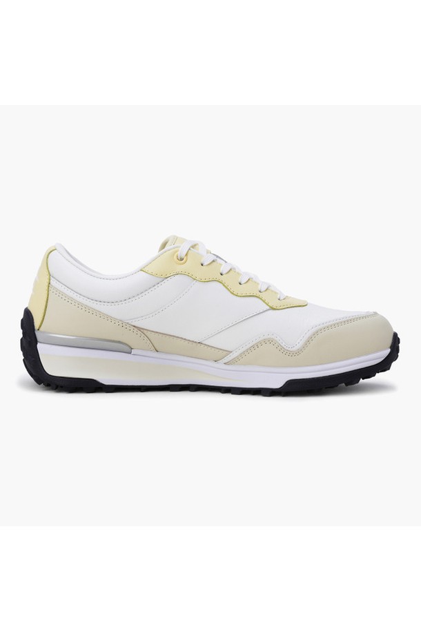 여성 아이코닉 스파이크리스화 베이지(MQ322SSH71)는 천연 가죽과 소가죽 소재를 사용하여 부드러운 착화감을 제공하는 여성 골프화입니다. 3cm 굽 높이의 플랫 디자인으로, 캐주얼한 분위기를 연출하며, 끈으로 여미는 방식입니다. 베이지와 레드 두 가지 색상으로 출시되었으며, 미드솔이 적용되어 편안한 착용감을 선사합니다. 무지 디자인에 로우탑 스타일로, 골프룩과 산책룩 등 다양한 TPO에 활용 가능하며, 클래식, 캐주얼, 미니멀 스타일을 즐겨 입는 여성에게 적합합니다. 보조 신발끈과 신발주머니가 함께 제공됩니다.
