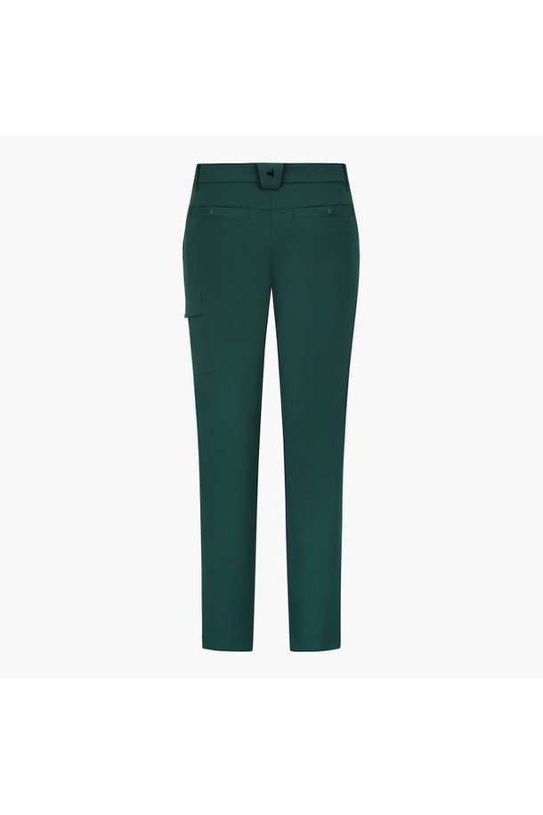 **남성 사이드 포켓 스트레이트 팬츠 (GQ321MPT81)**는 골프 및 일상용으로 활용 가능한 남성용 긴바지입니다. 블랙, 차콜, 그린, 민트 4가지 색상으로 출시되었으며, 스포티하고 캐주얼한 스타일을 연출합니다. 폴리에스터와 폴리우레탄 혼방 소재로 제작되어 사계절 내내 착용 가능하며, 사이드 포켓 디테일로 실용성을 더했습니다. 스트레이트 핏으로 다리 라인을 자연스럽게 커버하며, 편안한 착용감과 탄탄한 실루엣을 제공합니다. 골프룩, 산책룩, 미니멀한 스타일을 선호하는 남성에게 적합합니다.
