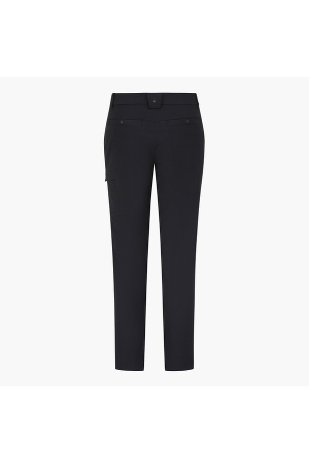 남성 사이드 포켓 스트레이트 팬츠 (GQ321MPT81)는 골프 및 일상에서 활용 가능한 남성용 바지입니다. 블랙, 차콜, 그린, 민트 4가지 색상으로 출시되었으며, 사계절 착용이 가능합니다. 캐주얼 및 스포티 스타일을 연출하기 좋으며, 다리 라인을 자연스럽게 커버하는 스트레이트핏입니다. 사이드 포켓 디테일과 조직감이 느껴지는 소재, 탄탄한 실루엣으로 편안함과 스타일을 동시에 잡았습니다. 골프룩과 산책룩, 미니멀한 스타일을 선호하는 분들께 추천합니다.
