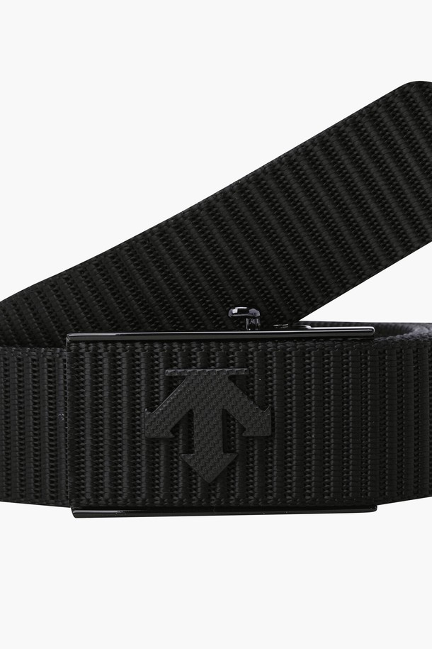 남성 웨빙(Webbing) 반자동 벨트 (DQ32MFBT82)입니다. 골프룩에 어울리는 블랙 색상의 웨빙 소재 벨트로, 캐주얼, 스포티, 미니멀 스타일을 모두 소화합니다. 나일론 소재를 사용하여 내구성을 높였으며, 로고 패턴과 디자인 장식으로 포인트를 더했습니다. 반자동 버클 방식으로 편안하게 착용할 수 있으며, 사이즈 조절 기능으로 활동성을 높였습니다. 골프 활동 시 스타일리시함과 편안함을 동시에 경험할 수 있습니다.
