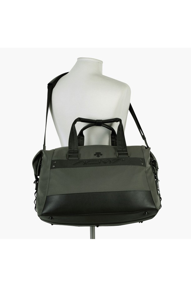 아크먼트(ACMT) 남성 소프트 보스턴백 (DQ32MFBO81)은 고급스러운 스타일의 골프룩을 완성하는 데 적합한 미디엄 사이즈 보스턴백입니다. 블랙과 카키 두 가지 색상으로 출시되었으며, 립자가드 원단을 사용하여 내구성과 세련된 디자인을 동시에 갖췄습니다. 경량 설계와 넉넉한 수납공간, 골프화 전용 분리 수납 포켓, 지퍼형 잠금 방식을 통해 실용성을 높였으며, 클래식하고 미니멀한 디자인으로 어떤 골프 스타일에도 잘 어울립니다.
