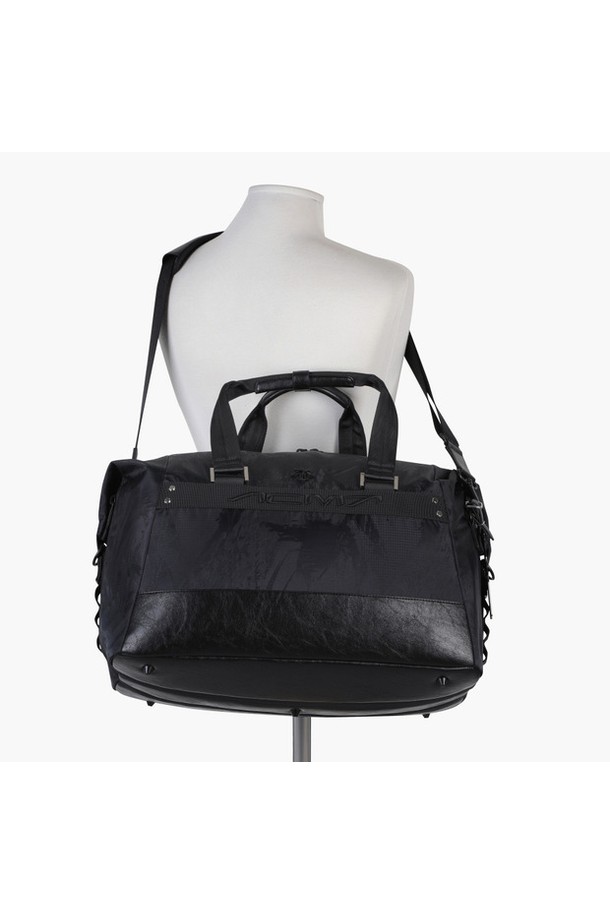 아크먼트(ACMT) 남성 소프트 보스턴백 (DQ32MFBO81)은 고급스러운 스타일의 골프룩을 완성하는 미디엄 사이즈 보스턴백입니다. 립자가드 원단을 사용하여 디자인했으며, 경량 소재인 폴리에스터, 나일론, 인조가죽을 혼합하여 제작했습니다. 클래식하고 미니멀한 디자인으로 골프화 수납 공간 분리, 확장 가능한 넉넉한 수납 공간, 지퍼형 잠금 방식을 갖춰 실용성을 더했습니다.
