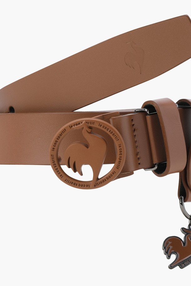 세련된 스타일의 여성 키링 버클 벨트입니다. 소가죽 소재로 제작되어 고급스러움을 더하며, 블랙과 카멜 두 가지 색상으로 만나보실 수 있습니다. 로고 버클, 키링, 림 포인트 디자인이 돋보이며, 골프 및 데일리룩에 모두 활용 가능한 실용적인 아이템입니다.
