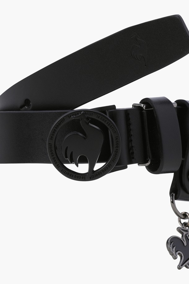 세련된 여성 키링 버클 벨트 (GQ322LBE81)입니다. 천연 소가죽 소재에 키팅 패턴과 로고 버클 디자인이 돋보이며, 데일리 및 골프 스타일에 포인트를 더해줍니다. 폭 2.6cm, 총길이 110.5cm 사이즈로, 실용성과 스타일을 동시에 만족시키는 아이템입니다.
