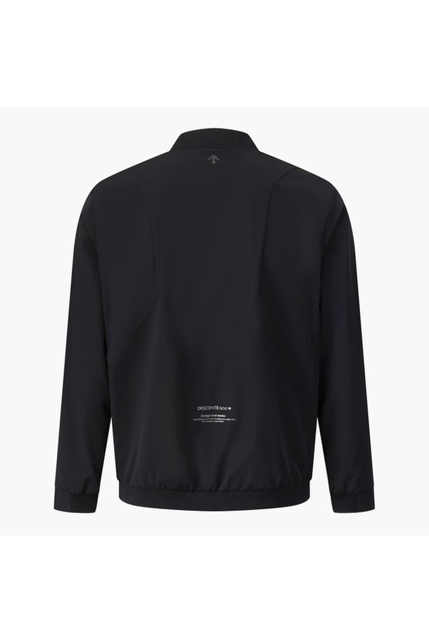 남성 홑겹 블루종 점퍼 (DQ32MFBL82)는 가을 시즌, 골프 및 일상생활에서 활용하기 좋은 남성용 아우터입니다. 모던하고 심플한 스타일의 무지 디자인으로, 블랙과 라이트 그레이 두 가지 색상으로 출시되었습니다. 나일론, 폴리에스터, 폴리우레탄 혼방 소재로 제작되어 부드러운 촉감을 제공하며, 레귤러핏과 집업 스타일로 편안한 착용감을 선사합니다. 방풍 및 발수 기능과 경량성을 갖춰 활동적인 움직임에도 적합하며, 긴 소매 기장의 레귤러 기장으로 제작되었습니다.
