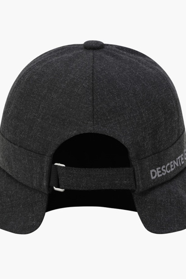 DQ32WFCP92 여성 라운드 버킷햇입니다. 골프룩, 캐주얼, 미니멀, 클래식 스타일에 잘 어울리는 모자입니다. 가을 시즌에 적합하며, BEGG, BLKG, IVYG 세 가지 색상으로 제공됩니다. 챙 넓이는 7cm이며, 폴리에스터, 레이온, 울, 폴리우레탄 혼방 소재로 제작되어 조직감 있는 촉감을 선사합니다. 사이즈 조절 기능이 있어 머리를 묶고도 편안하게 착용 가능하며, 라이프스타일 웨어로도 활용할 수 있습니다.
