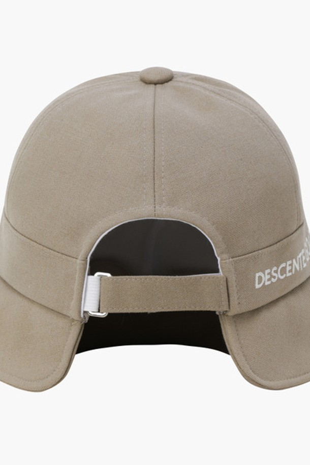 여성 라운드 버킷햇 (DQ32WFCP92)입니다. 가을 시즌 골프 및 일상용으로, 캐주얼, 미니멀, 클래식 스타일을 연출하기 좋습니다. 베이지(BEGG), 검정(BLKG), 아이보리(IVYG) 세 가지 색상으로 출시되었습니다. 폴리에스터, 레이온, 울, 폴리우레탄 혼방 소재로 제작되어 조직감 있는 촉감을 제공하며, 챙 넓이는 7cm입니다. 머리를 묶고 착용할 수 있으며, 사이즈 조절이 가능합니다.
