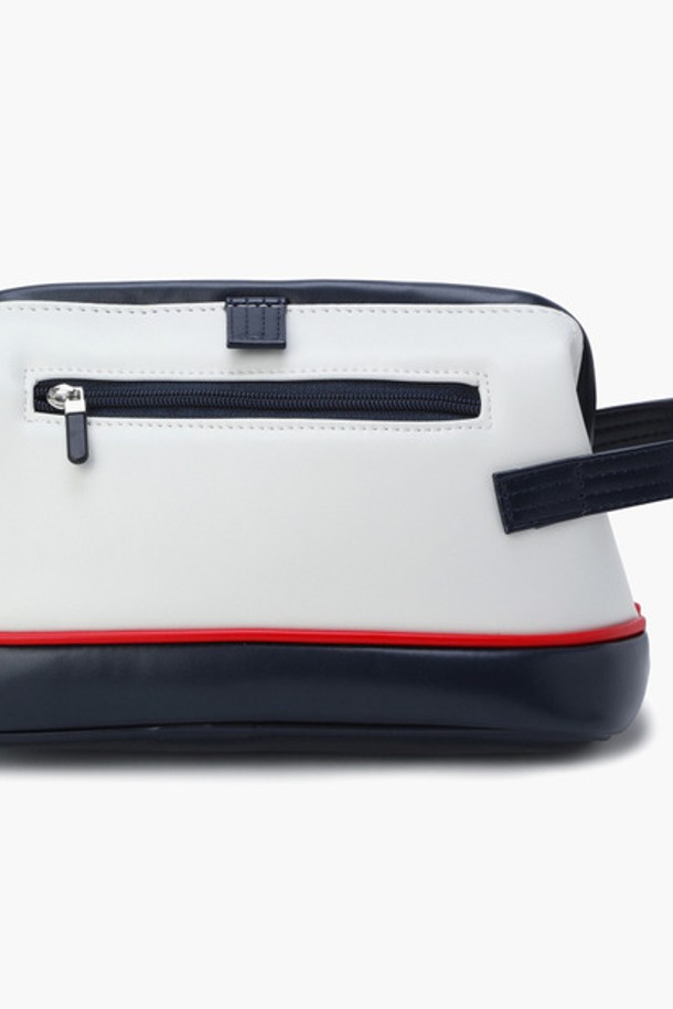 블랙과 화이트 색상으로 출시된 마그네틱 카트 파우치 (GQ311MBG88)는 남성 골퍼를 위한 미디엄 사이즈의 골프 파우치입니다. 내구성이 뛰어난 프리미엄 합성가죽 소재에 무지 패턴으로 미니멀하고 클래식한 스타일을 연출합니다. 사각형 디자인에 마그네틱 잠금 방식으로 편리하게 사용할 수 있으며, 카트에 부착하여 실용적인 수납을 돕습니다. 골프룩에 잘 어울리는 스타일로, 라운딩 시 소지품을 안전하게 보관할 수 있습니다.
