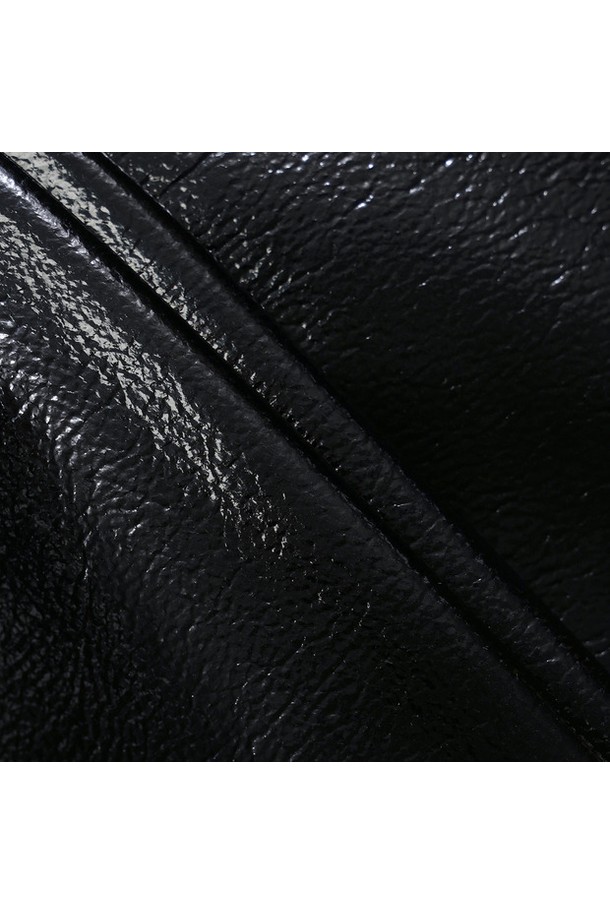 여성 비건레더 스커트 블랙(MQ322LSK93)는 간절기에 적합한 미니스커트입니다. 부드러운 촉감의 비건 가죽과 폴리에스테르 소재로 제작되어 H라인 핏을 연출하며, 허리 지퍼 여밈과 웨이스트밴드로 편안한 착용감을 선사합니다. 모던하고 미니멀한 스타일로, 무지 디자인과 블랙 컬러가 세련된 분위기를 더합니다. 특히 골프룩으로 활용하기 좋으며, 클래식한 스타일을 선호하는 여성분들께 추천합니다.
