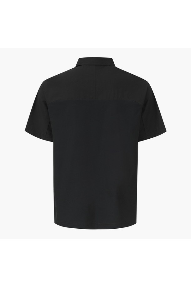 남성 우븐 Y넥 반팔티 (SET-UP, DQ31MFTS8A)는 골프 및 일상생활에서 스포티한 스타일을 연출하기 좋은 반팔 티셔츠입니다. BEGG, BLKG 두 가지 색상으로 출시되었으며, 얇고 부드러운 촉감의 나일론, 폴리우레탄 혼방 소재로 제작되어 여름철에도 쾌적하게 착용할 수 있습니다. 레귤러핏과 Y넥 디자인이 특징이며, 경량성과 신축성을 갖춰 활동성을 높였습니다. 트리코트 원단 믹스와 내장 포켓 디테일로 기능성을 더했으며, 셋업(SET-UP) 스타일 연출이 가능합니다.
