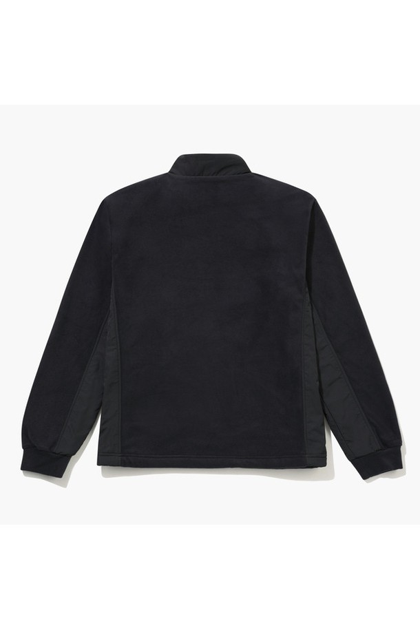 남성 플리스 방풍 점퍼(MQ321MJP93)는 가을, 겨울 시즌에 착용하기 좋은 남성용 점퍼입니다. 스포티하고 캐주얼한 스타일을 연출하며, 골프 및 일상생활에서 활용하기 좋습니다. 부드러운 촉감의 플리스 소재와 넉넉한 두께감으로 보온성을 높였으며, 방풍 기능을 갖춰 추운 날씨에도 쾌적하게 착용할 수 있습니다. 레귤러핏에 집업 스타일로 편안하게 착용 가능하며, 무지 디자인으로 미니멀한 스타일을 선호하는 분들께 적합합니다. 블랙 컬러의 긴소매 점퍼로 다양한 의상과 매치하여 활용할 수 있습니다.
