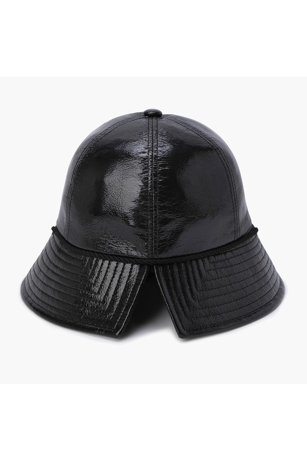 세련된 여성의 스타일을 완성해 줄 '여성 샤이니 비건레더 버킷햇 블랙(MQ322LCP81)'입니다. 부드러운 촉감의 비건 레더 소재와 은은한 광택감이 돋보이며, 모던한 무드의 블랙 컬러가 어떤 룩에도 잘 어울립니다. 9cm의 챙 넓이로 햇빛을 효과적으로 가려주며, 사이즈 조절 가능한 끈이 있어 편안한 착용감을 선사합니다. 미니멀, 클래식, 캐주얼 스타일 모두 소화 가능하며, 특히 골프룩에 세련된 포인트를 더해줍니다.
