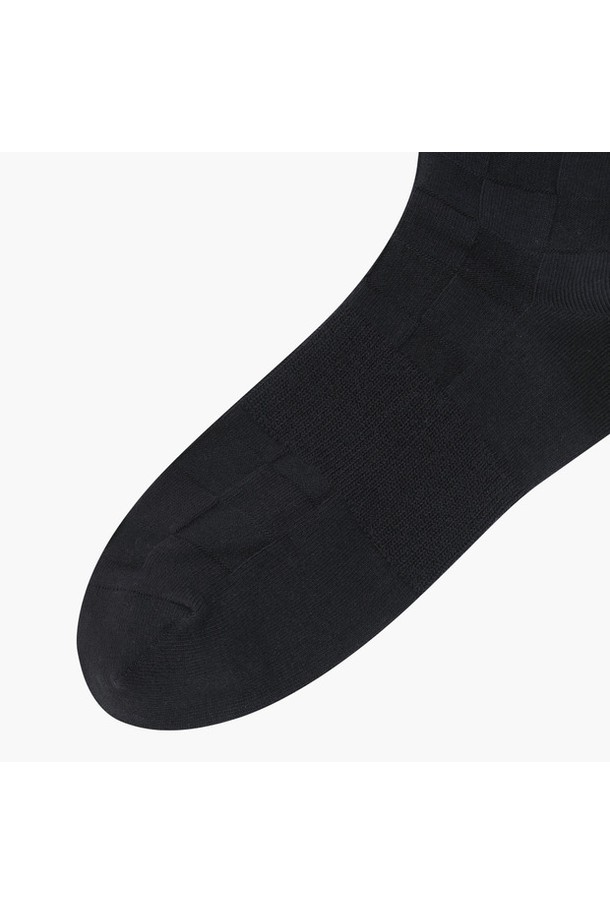 남성용 체커블럭 패턴 삭스 블랙(MQ311MSO82)입니다. 면, 아크릴, 나일론, 폴리에스터, 폴리우레탄 혼방 소재로 제작되어 사계절 내내 착용 가능하며 통기성이 우수합니다. 중목 기장의 블랙 컬러 양말로, 일상복뿐만 아니라 골프룩에도 잘 어울리는 캐주얼, 클래식, 미니멀 스타일의 제품입니다. 체커블럭 패턴 디자인으로 포인트를 더했으며, 단품으로 판매됩니다.
