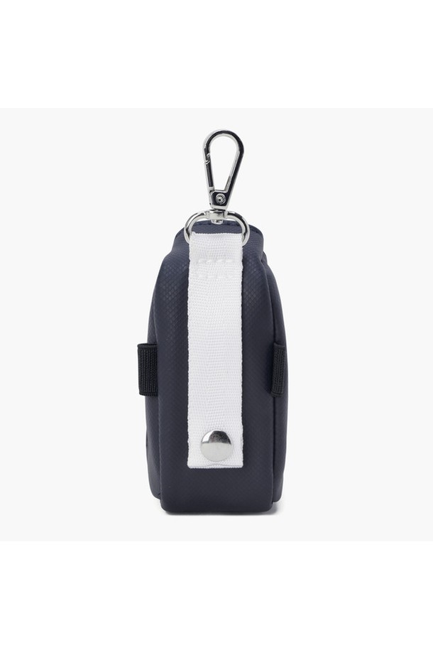 남성용 마그네틱 볼케이스(MQ311MET91)는 골프룩에 어울리는 클래식하고 미니멀한 디자인의 볼케이스입니다. 네이비 컬러의 합성가죽 소재로 제작되었으며, 사각 형태에 무지 패턴으로 깔끔함을 더했습니다. 마그네틱 잠금 방식으로 편리하게 사용할 수 있으며, 링 형태의 볼 레이스와 카드 부착 기능, 티홀더가 있어 실용적입니다. 골프 웨어 액세서리로, 라운딩 시 스타일과 기능을 동시에 만족시킬 수 있는 아이템입니다.
