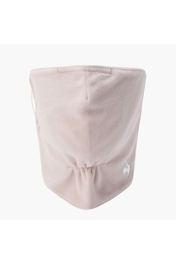 여성 플리스 방한 마스크 (GQ322LSA91)는 겨울철 추위로부터 당신을 보호해 줄 방한 마스크입니다. 부드러운 플리스 소재와 넉넉한 두께감으로 뛰어난 보온성을 제공하며, 블랙과 핑크 두 가지 색상으로 출시되었습니다. 가볍고 통기성이 좋은 디자인으로 골프 등 활동적인 스포츠를 즐길 때에도 쾌적하게 착용할 수 있습니다. 마스크 내부에 메쉬 통기홀을 적용하여 답답함을 줄였으며, 실리콘 스토퍼를 통해 사이즈 조절이 용이합니다. 형태를 유지하는 구조로 제작되어 변형 없이 오랫동안 사용할 수 있습니다.
