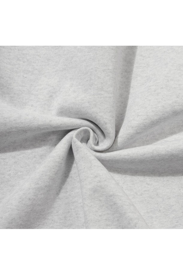 남성 피터보기 기모 맨투맨 MQ411PTLO1은 가을과 겨울에 따뜻하게 착용하기 좋은 남성용 맨투맨입니다. 부드러운 촉감의 면(90%)과 폴리에스터(10%) 혼방 소재로 제작되었으며, 안감은 기모 처리되어 보온성을 높였습니다. 스포티하면서도 캐주얼한 스타일로, 골프 및 일상생활에서 폭넓게 활용할 수 있습니다. 레귤러핏 라운드넥 디자인에 회색 컬러, 로고 패턴으로 포인트를 주어 세련된 느낌을 더했습니다. 제품 코드 MQ411PTLO1이며, 긴 소매와 두께감 있는 디자인으로 편안한 착용감을 선사합니다.
