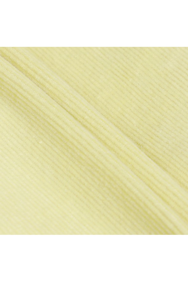 산뜻한 옐로우 컬러가 돋보이는 여성 코듀로이 반바지입니다. 봄, 여름 시즌에 활용하기 좋은 얇은 두께감과 부드러운 촉감이 특징입니다. 캐주얼, 스포티 스타일 모두 소화 가능하며, 골프룩 연출에도 적합합니다. 레귤러핏으로 편안하게 착용할 수 있으며, 무지 디자인에 포켓 디테일로 실용성을 더했습니다. 면, 폴리우레탄, 레이온, 코듀로이 혼방 소재로 제작되었습니다.
