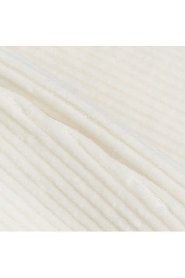 아이보리 컬러의 여성 코듀로이 반바지입니다. 봄, 여름 시즌에 적합하며, 캐주얼, 스포티, 미니멀 스타일 연출에 용이합니다. 코듀로이, 면, 폴리우레탄 혼방 소재로 제작되어 부드러운 촉감을 선사합니다. 레귤러핏 디자인과 무지 패턴으로 깔끔하며, 얇은 두께감으로 편안하게 착용 가능합니다. 골프 및 일상생활에서 활용할 수 있는 포켓 디테일의 반바지입니다.
