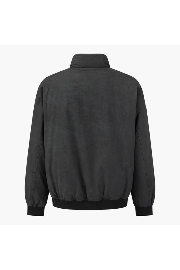 아크먼트(ACMT) 남성 피그먼트 블루종 다운 점퍼 (DQ42MFDJO5)는 겨울철 골프룩 또는 데일리룩에 적합한 남성용 블루종 점퍼입니다. 스포티하고 캐주얼한 스타일로, 어깨 부위의 니트 소재와 밑단 시보리 디테일이 특징입니다. 블랙 컬러의 레귤러핏으로, 피그먼트 프린팅 패턴이 돋보이는 디자인입니다. 두꺼운 두께감으로 뛰어난 보온성을 제공하며, 거위솜털(80%)과 거위깃털(20%) 충전재를 사용하여 따뜻하고 내추럴한 촉감을 선사합니다. 집업 스타일의 긴소매로, 신축성이 있어 활동성을 높였습니다.
