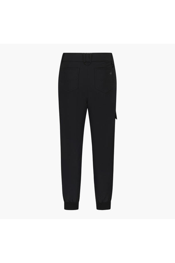 여성용 스트레치 패딩 조거 팬츠 _블랙 GQ322LPT92입니다. 스포티한 스타일의 겨울용 골프룩으로, 보온성과 신축성을 갖춘 릴랙스핏 조거 팬츠입니다. 부드러운 촉감의 나일론, 폴리우레탄 혼방 소재에 패딩 안감을 더해 따뜻함을 유지해 줍니다. 블랙과 크림 두 가지 색상으로 출시되었으며, 사이드라인에 로고 자카드 립 포인트를 주어 디자인 포인트를 더했습니다. 두꺼운 두께감으로 겨울철에도 따뜻하게 착용 가능합니다.
