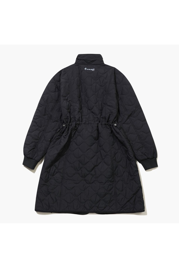 블랙 또는 크림 컬러로 출시된 여성 퀼팅 패딩 풀집업 원피스입니다. 스포티하면서도 캐주얼한 스타일로, 겨울철 골프룩 또는 일상복으로 활용하기 좋습니다. 하이넥 디자인에 A라인 플레어 치마핏으로 여성스러운 실루엣을 연출하며, 퀼팅 패턴과 긴소매, 두꺼운 두께감으로 따뜻함을 더했습니다. 풀집업 스타일과 포켓 디테일이 실용성을 높여줍니다. 폴리에스터와 나일론 혼방 소재로 제작되어 편안한 착용감을 선사합니다.
